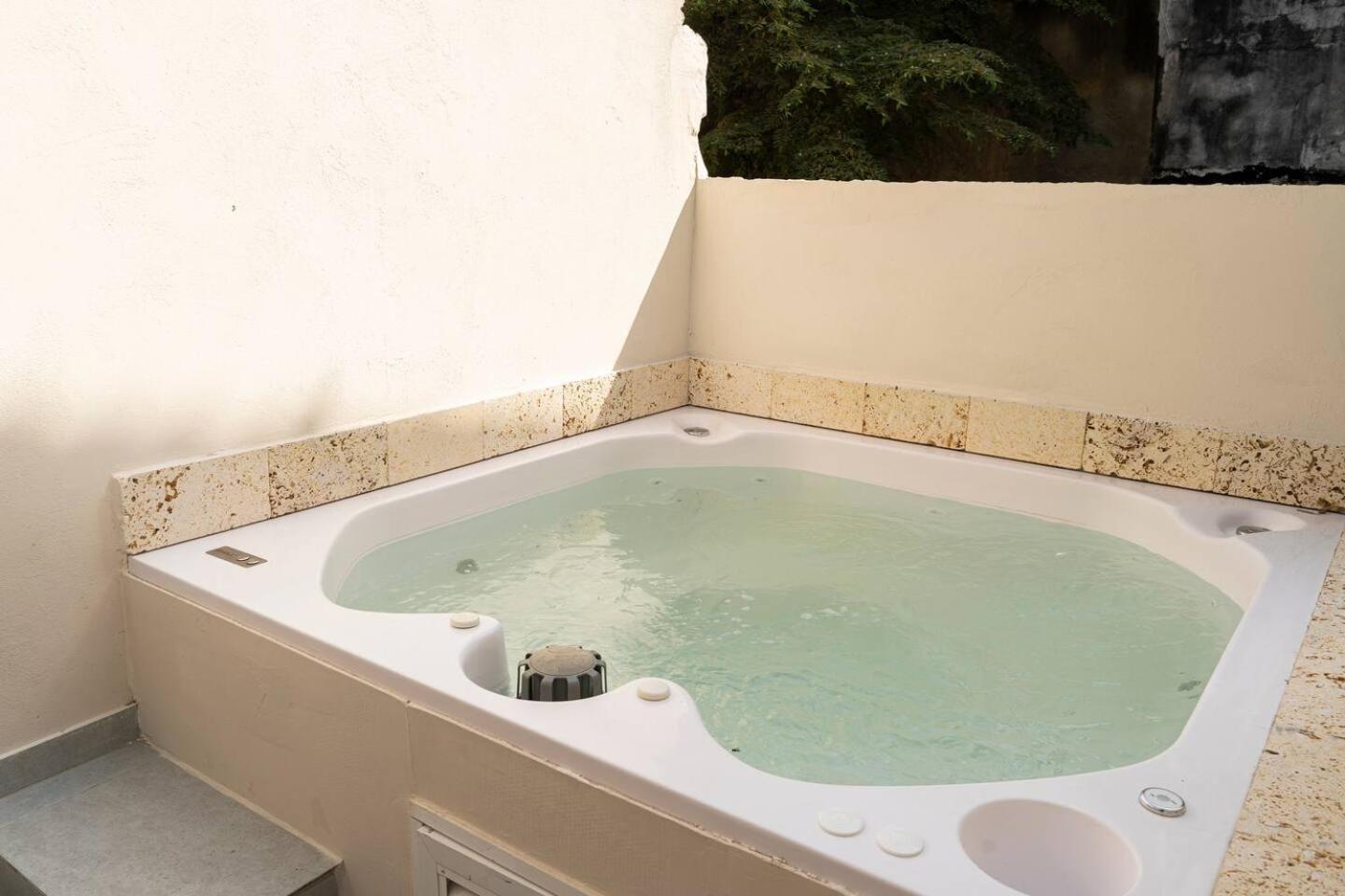 Apto Moneda 5 Colonial Charm Jacuzzi In The Heart Of *